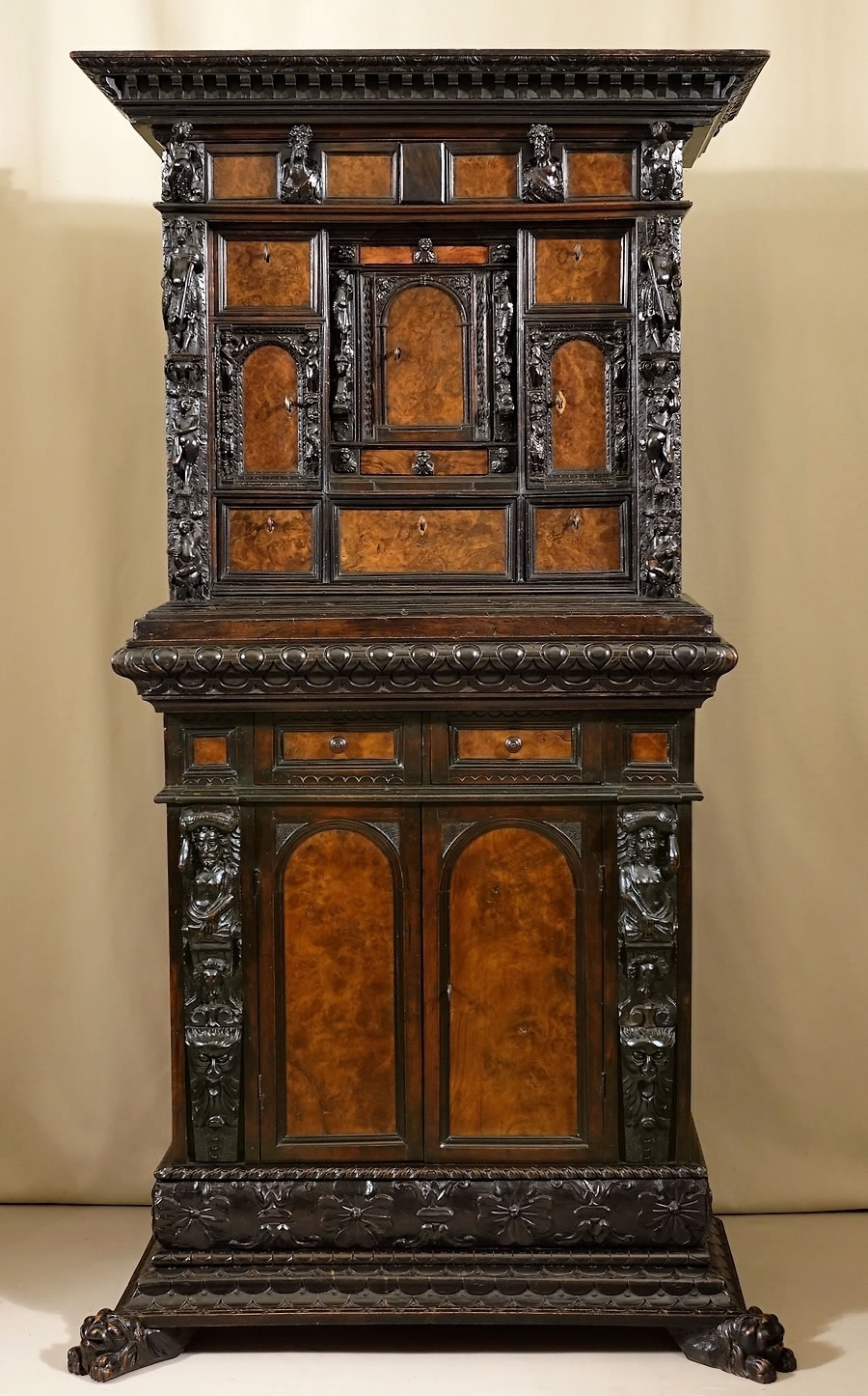 Cabinet-stipo-génois-crédenzina -sculpté.cabinet-Renaissance